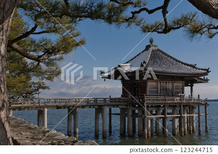 湖上的寺廟 123244715