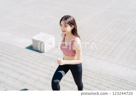 使用樓梯進行訓練的年輕女子 123244720