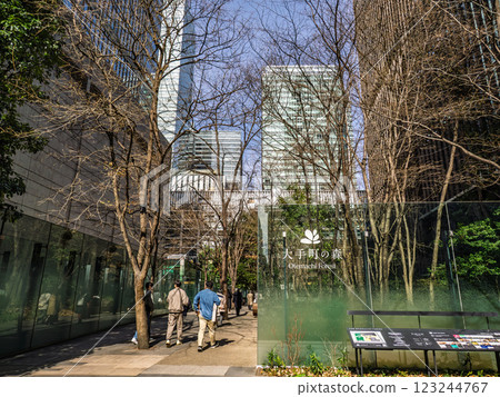 位於市中心商業區一角的大手町之森的入口 123244767