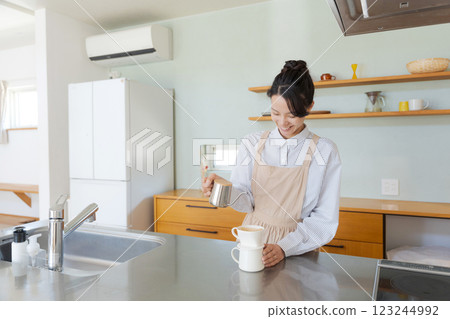 一個正在煮咖啡的女人 一個正在煮咖啡的女人 123244992