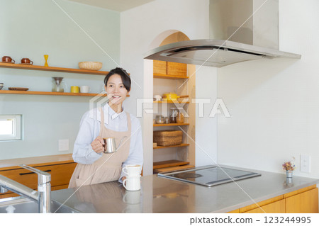 一個正在煮咖啡的女人 一個正在煮咖啡的女人 123244995