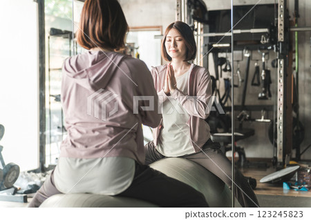 準媽媽/孕婦懷孕期間在健身房鍛鍊、伸展運動和孕婦訓練 123245823