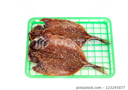 竹莢魚片，用醬油烘乾 [白色背景，剪切] 123245877