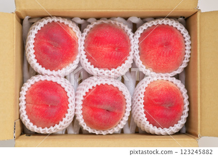 Peaches (Hakuho) from Gifu Prefecture in a cardboard box 123245882
