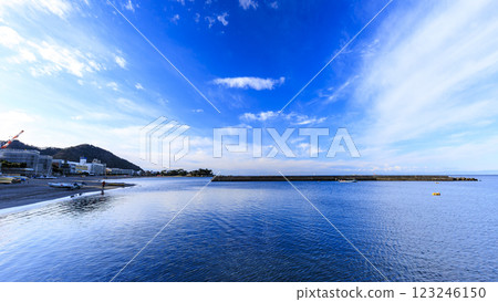 神奈川縣三浦郡葉山市森戶海灘的藍天和大海 神奈川縣三浦郡葉山市森戶海灘的藍天和大海 123246150