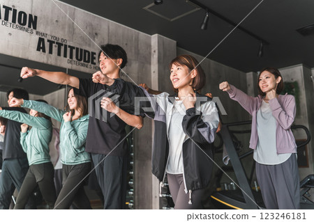 在健身房學習拳擊、舞蹈、鍛煉、空手道、泰拳的男女 123246181