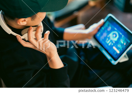 中年男子正享受音響系統 123246479