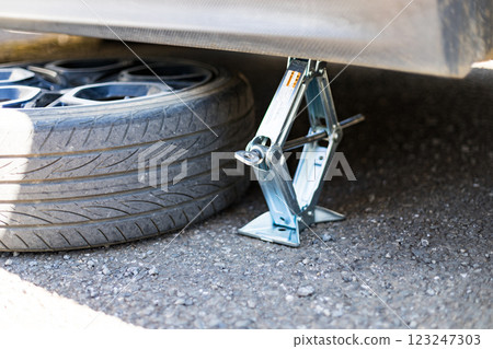 Car jack up 123247303