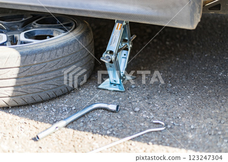 Car jack up 123247304