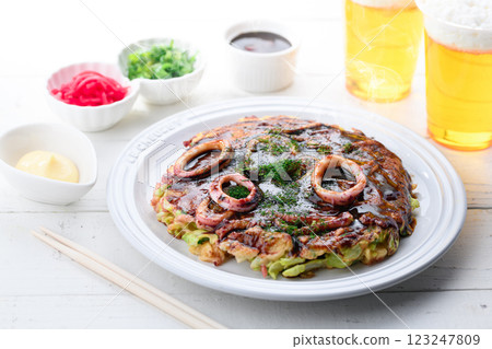 盛在白盤子裡的御好燒（魷魚和雞蛋） 123247809