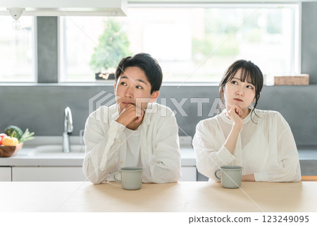 夫妻倆在客廳憂慮和思考(憂慮、回憶、想像、未來、考慮、計劃) 夫妻倆在客廳憂慮和思考(憂慮、回憶、想像、未來、考慮、計劃) 123249095
