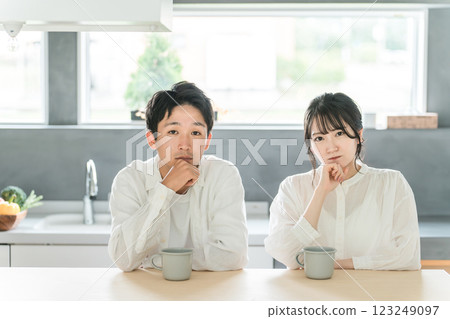 餐廳裡坐著一對表情冷酷的年輕夫妻(夫妻感情、無聊、墨守成規、蒙面情侶、夫妻吵架) 餐廳裡坐著一對表情冷酷的年輕夫妻(夫妻感情、無聊、墨守成規、蒙面情侶、夫妻吵架) 123249097