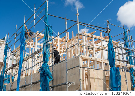 建造一座兩層樓的木屋 123249364