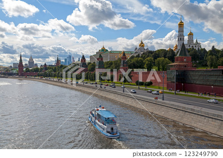 Boat passing by the Moscow Kremlin Wall 123249790