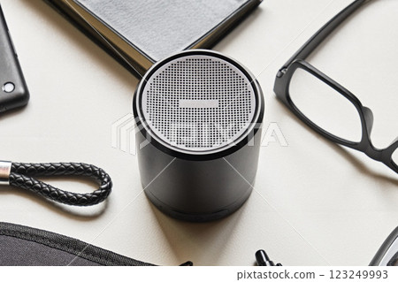 白色背景上的藍牙揚聲器 白色背景上的藍牙揚聲器 123249993