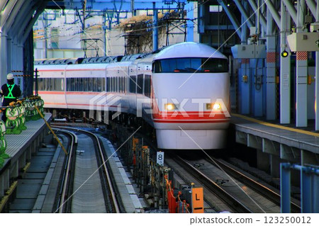 Tobu Limited Express [Ichigo Spacia] 100 series heading to "Tokyo Skytree Station" where the down line is about to be elevated... 123250012