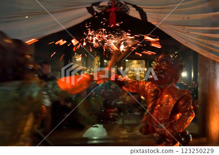瑞嚴寺的驅鬼儀式：紅色和藍色的惡魔將火把猛擊入黑暗 123250229