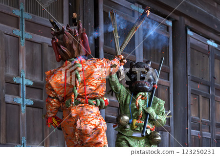 瑞嚴寺的驅鬼儀式：紅色和藍色的惡魔揮舞著火把 123250231