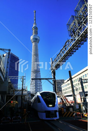 下行線高架化前，東武特急【Spacia X】N100系通過“伊勢崎線第2道口” 123250567
