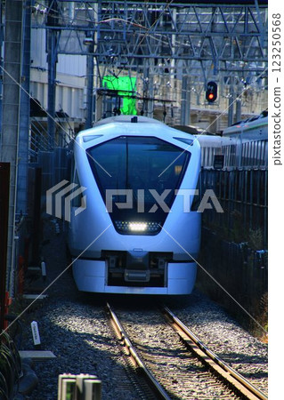 下行線高架化前，東武特急【Spacia X】N100系通過“伊勢崎線第2道口” 123250568
