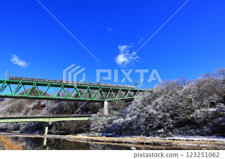 211 series train crossing the snowy Torisawa Bridge 211 series train crossing the snowy Torisawa Bridge 123251062