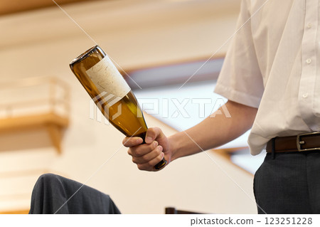 喝醉後變得暴力的男人 喝醉後變得暴力的男人 123251228