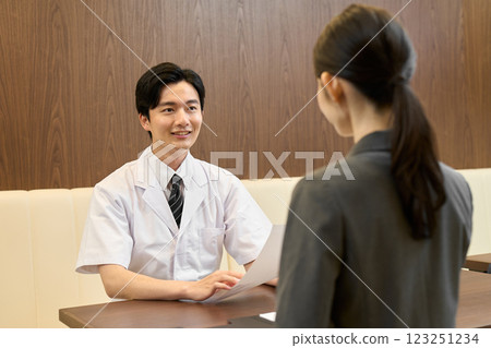 一名日本廚師正在訪問一名兼職員工 123251234