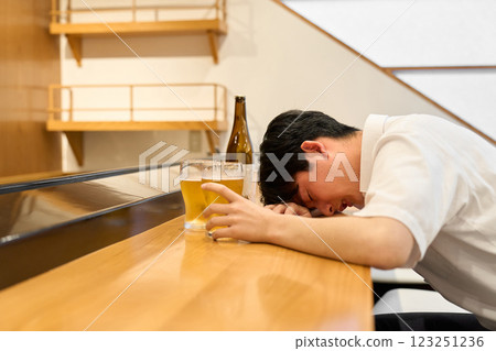 喝太多酒而醉酒的人 123251236