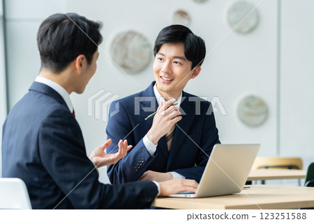 在辦公室工作的商務人士。 123251588