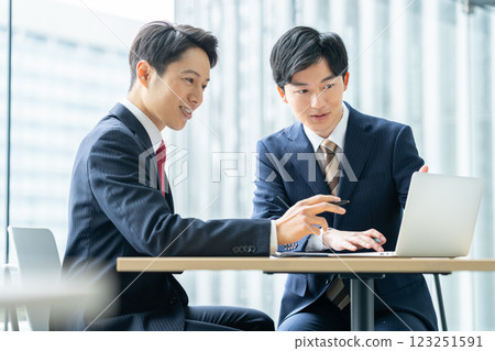 在辦公室工作的商務人士。 123251591