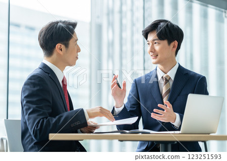 在辦公室工作的商務人士。 123251593