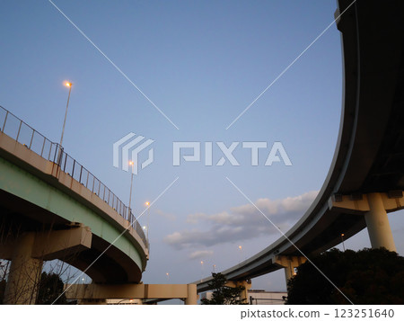 首都高速公路沿線的風景 | 巽巳十字路口 123251640