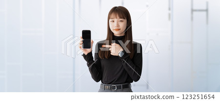 指著智慧型手機的女人/女商人 123251654