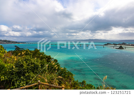 從沖繩縣國頭郡今歸仁村雲天的雲天守覽地眺望古宇利大橋和古宇利蔚藍的大海 123251721