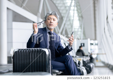中年男性，機場，商務旅行（已獲得財產釋放書且已通過設施檢查材料） 123251815