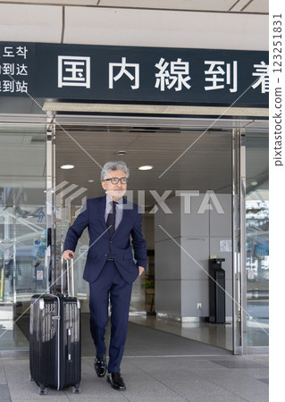 中年男性,機場,商務旅行(已獲得財產釋放書且已通過設施檢查材料) 中年男性,機場,商務旅行(已獲得財產釋放書且已通過設施檢查材料) 123251831