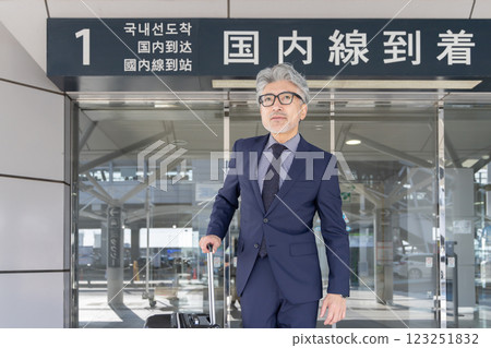 中年男性,機場,商務旅行(已獲得財產釋放書且已通過設施檢查材料) 中年男性,機場,商務旅行(已獲得財產釋放書且已通過設施檢查材料) 123251832