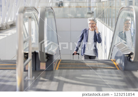 Middle-aged man, airport, travel (property release obtained & facility inspection passed material) Middle-aged man, airport, travel (property release obtained & facility inspection passed material) 123251854