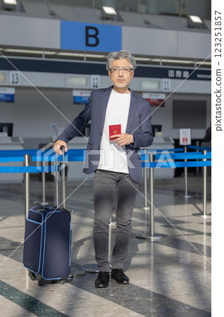 中年男子，機場，旅行（已獲得財產釋放且已通過設施檢查的材料） 123251857