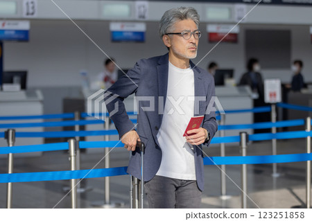 中年男子，機場，旅行（已獲得財產釋放且已通過設施檢查的材料） 123251858