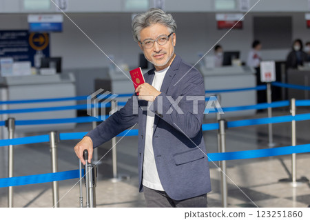 中年男子，機場，旅行（已獲得財產釋放且已通過設施檢查的材料） 123251860