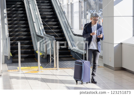 中年男子，機場，旅行（已獲得財產釋放且已通過設施檢查的材料） 123251873