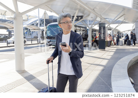 中年男性，機場，商務旅行（已獲得財產釋放書且已通過設施檢查材料） 123251874