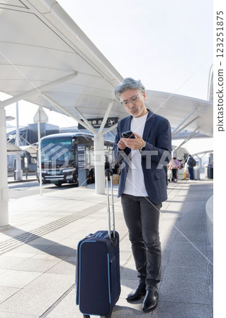 中年男性，機場，商務旅行（已獲得財產釋放書且已通過設施檢查材料） 123251875