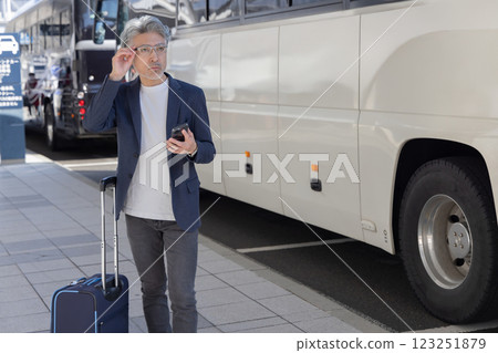 中年男性,機場,商務旅行(已獲得財產釋放書且已通過設施檢查材料) 中年男性,機場,商務旅行(已獲得財產釋放書且已通過設施檢查材料) 123251879