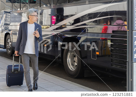 中年男性，機場，商務旅行（已獲得財產釋放書且已通過設施檢查材料） 123251881