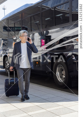 中年男性,機場,商務旅行(已獲得財產釋放書且已通過設施檢查材料) 中年男性,機場,商務旅行(已獲得財產釋放書且已通過設施檢查材料) 123251882