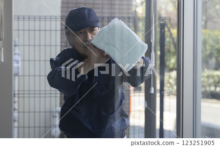 Cleaning worker 123251905
