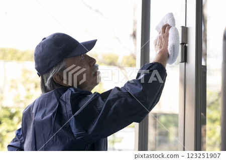 Cleaning worker 123251907