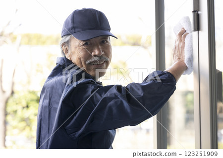 Cleaning worker 123251909